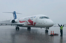 浦东机场大雨中迎来首架执飞商业航班ARJ21飞机，国产客机产业化再进一步