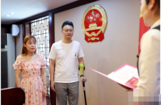520上海结婚登记“火热”，预约名额全满，市民拄着拐杖也要领证