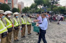 千余把大型遮阳伞撑起片片阴凉，朝日集团公益先行