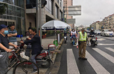 千余把大型遮阳伞撑起片片阴凉，朝日集团公益先行