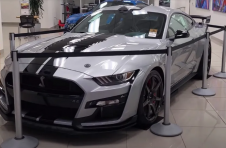 加利福尼亚经销商要价205,890美元，购买福特野马Shelby GT500