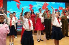 国庆将至，这群小学生用另一种方式唱响国歌，礼赞祖国
