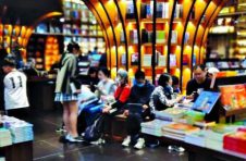 国庆黄金周上海实体书店火爆 销售额增长幅度接近50%