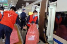 “双11”长三角每天200多趟高铁运快递，本月已发送1万多吨电商货