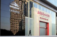 “烂泥渡路”今昔对比令总书记感慨万千，主题展生动讲述浦东故事