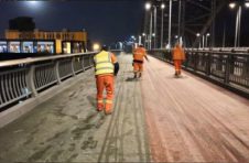 速冻模式开启，上海5处市属设施道路结冰，轮渡全线停航，浦江线设备故障晚点