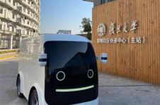 进驻复旦大学服务校园 智梭无人车“由难到易”