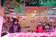 上海已有502个平价蔬菜482个平价猪肉专柜，让爷叔阿姨菜篮子拎得“轻”