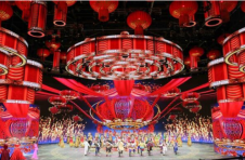 从直播明星打麻将到回答“人为何只有一张嘴”，奇葩晚会成晚会主流？