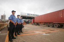 捷易科技健康码人证测温一体机在中国集装箱码头盐田港投入使用