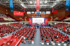 从“他们”到“我们” 上海财大新生第一堂思政课聊理想与责任
