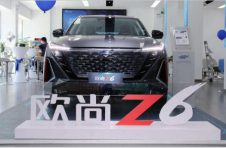 “燃油+新能源”双赛道飞驰，汽车机器人欧尚Z6双料蓝鲸动力全球上市发布