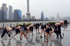 上海的快乐回归了！市民雨中洗澡庆祝解封