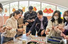 玉兔迎春 福满杏林 上海中医药大学留校师生同迎癸卯兔年共贺新春佳节